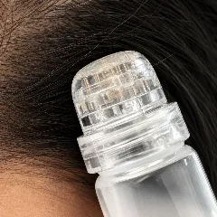 Primer plano del cabezal de la microaguja bajo su cúpula transparente