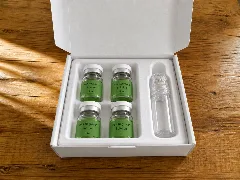 La caja abierta con cuatro ampolletas de sérum y la microaguja en su lugar